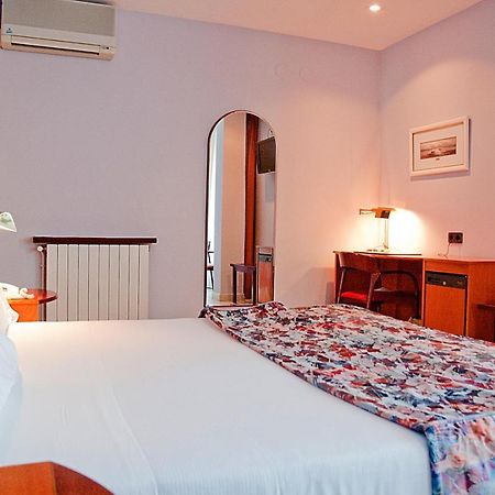 Hotel Arumi Santa Eugenia de Berga Экстерьер фото