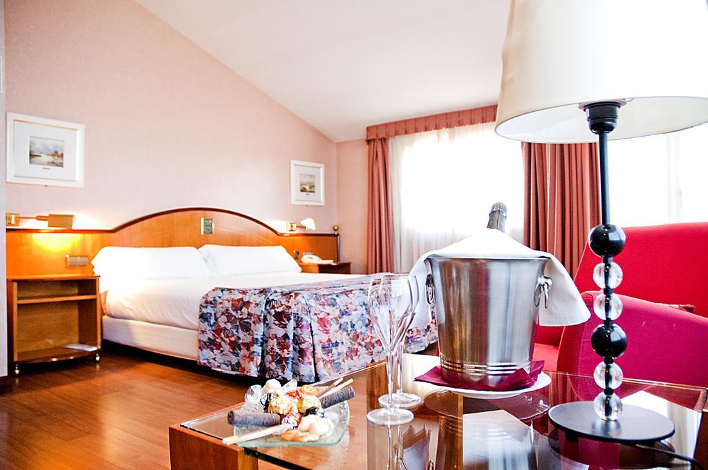 Hotel Arumi Santa Eugenia de Berga Номер фото