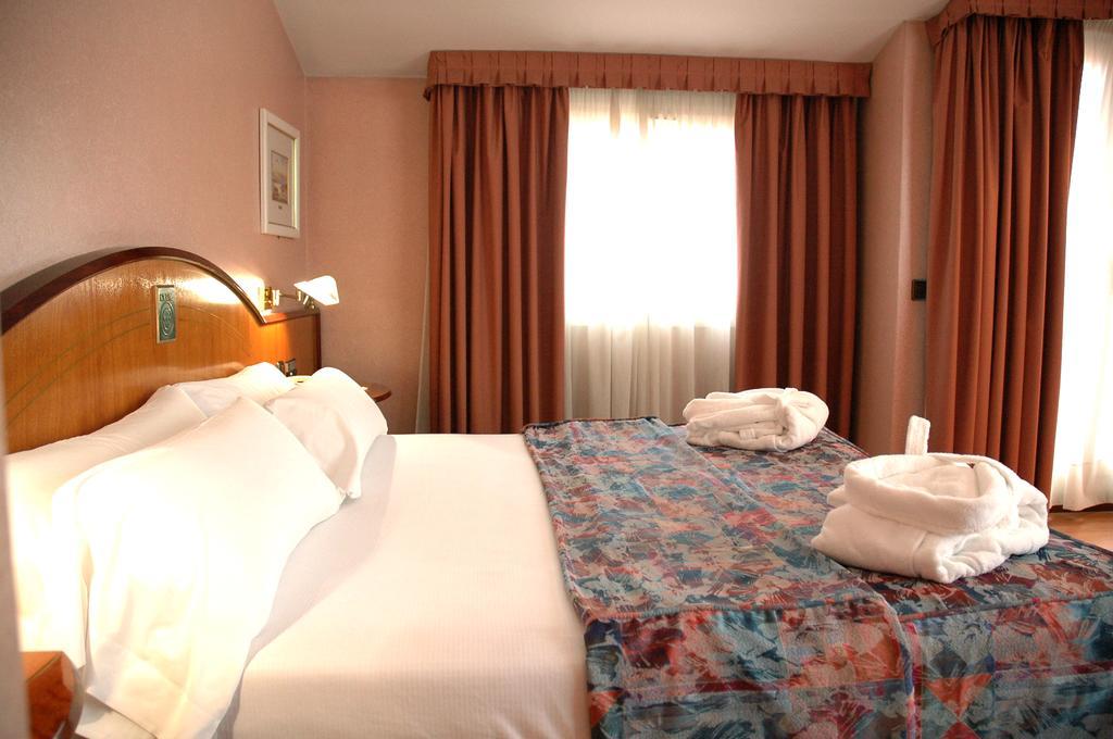Hotel Arumi Santa Eugenia de Berga Номер фото